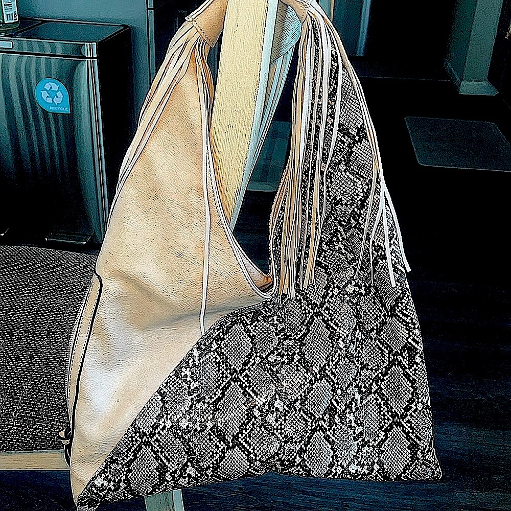 ✨ WESTERN- STYLE ✨ Snakeskin w/Tassels✨